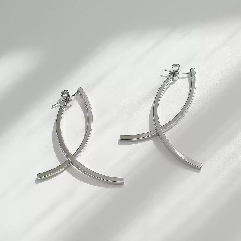 【紐約設計師】Urban Crescent 316L 鈦鋼交錯彎月耳環｜18K 鍍金極簡設計