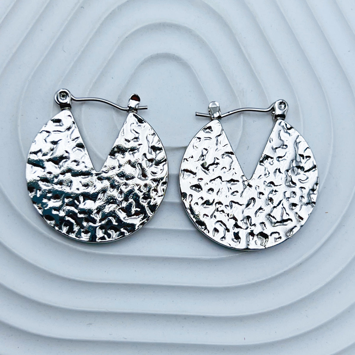 [Urban Texture｜Carved Facet Hoop Earrings] CityCape© 316L Titanium Steel｜18K Gold｜Hypoallergenic Design