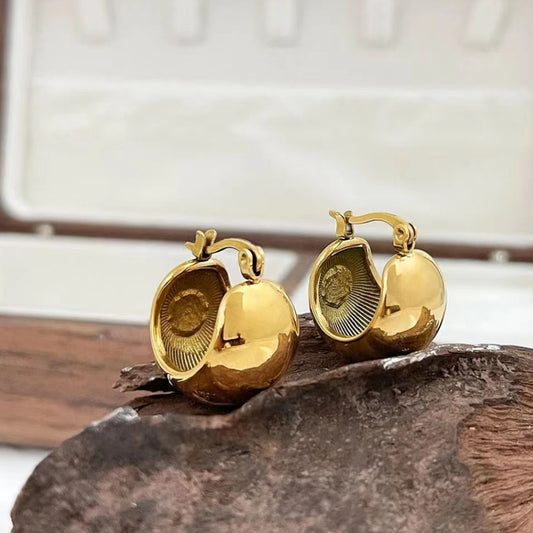 【Thick Gold Illusion Moon】Urban Relic 316L Titanium Steel Round Buckle Earrings｜18K Gold Plated Radial Texture
