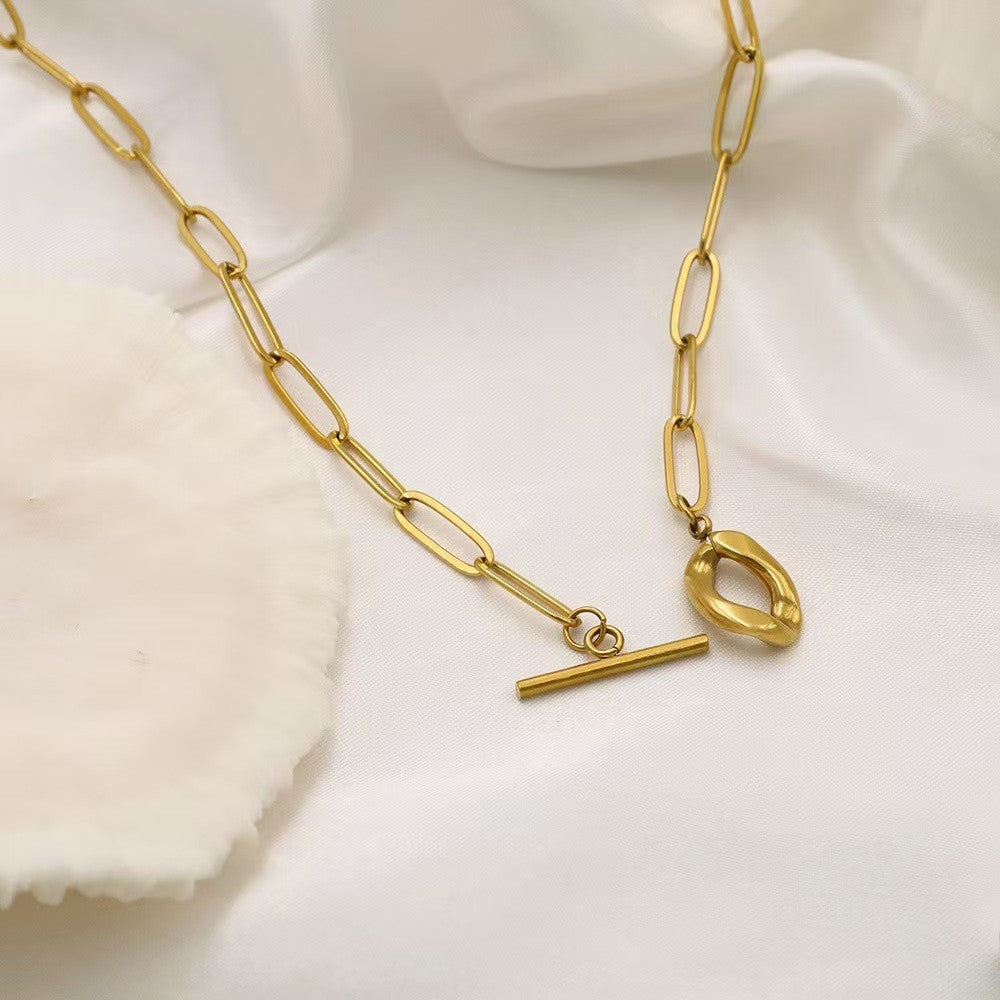 【扭結交織】Urban Knot 316L 鈦鋼扭結 T 扣項鍊｜18K 鍍金結構鎖骨鍊