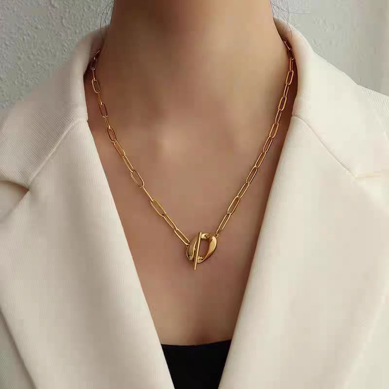 【扭結交織】Urban Knot 316L 鈦鋼扭結 T 扣項鍊｜18K 鍍金結構鎖骨鍊