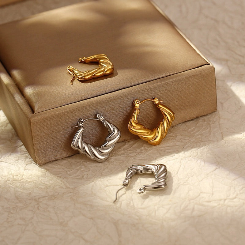 【Urban Drape｜Flowing Pleated Hoop Earrings】CityCape© 316L Titanium Steel｜18K Gold / Original Steel Color｜City Sculpture Collection