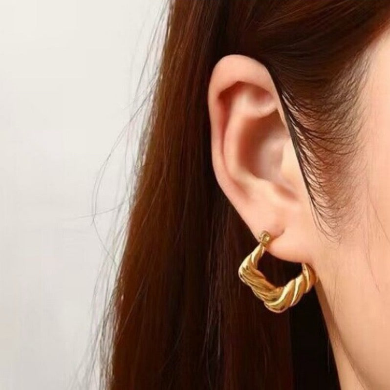 【Urban Drape｜Flowing Pleated Hoop Earrings】CityCape© 316L Titanium Steel｜18K Gold / Original Steel Color｜City Sculpture Collection