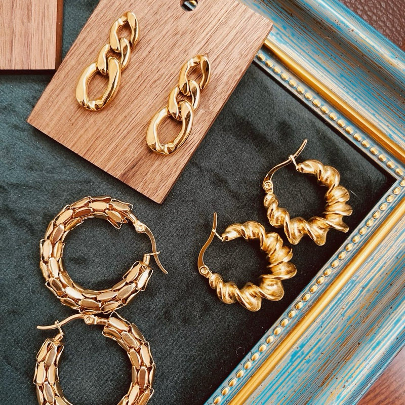 【Urban Twist｜城市扭紋圈耳環】  CityCape© 316L 鈦鋼｜18K金色｜城市雕塑系列