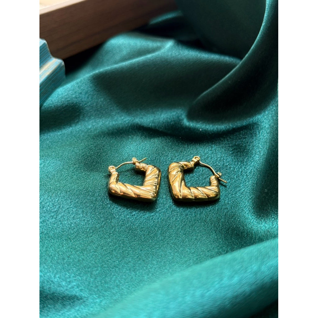 【Urban Drape｜Flowing Pleated Hoop Earrings】CityCape© 316L Titanium Steel｜18K Gold / Original Steel Color｜City Sculpture Collection