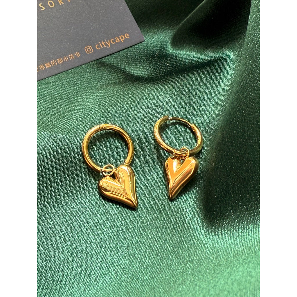 【Urban Bold Heart｜立體心語圈耳環】  CityCape© 316L 鈦鋼｜18K金色｜城市心語系列