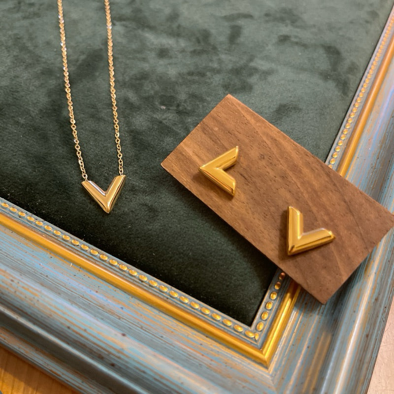 【Triumphal Arch Glory】Urban Angle 316L Titanium Steel Geometric V-shaped Stud Earrings