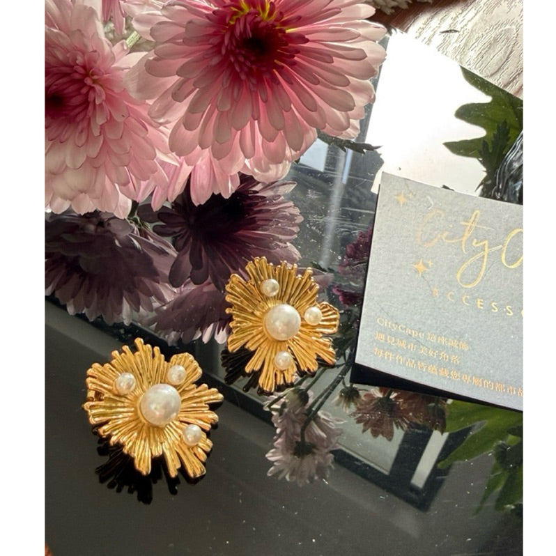 【Dancing in the Flowers】Urban Bloom 316L Titanium Steel Radiant Flower Earrings | 18K Gold Plated Pearl Design